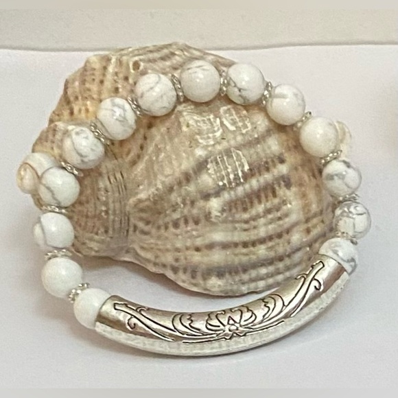 NEW Howlite bracelet - Picture 2 of 3